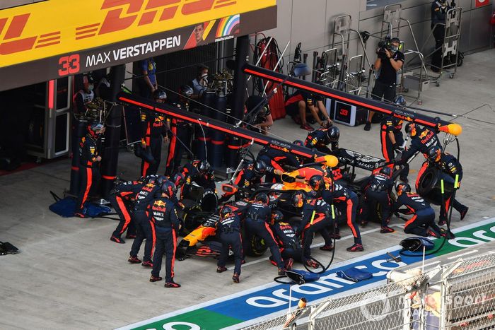 Max Verstappen, Red Bull Racing RB16, pit stop