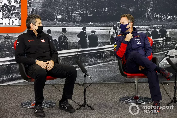 Guenther Steiner, director del equipo, Haas F1 y Christian Horner, director del equipo, Red Bull Racing en la conferencia de prensa