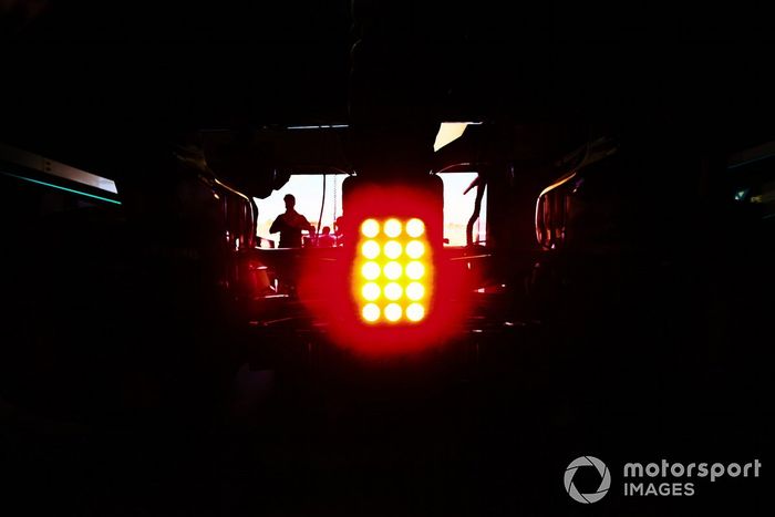 La luz trasera del Mercedes F1 W11 en el garaje