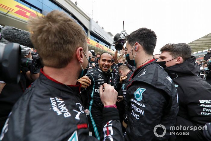 Ganador y campeón mundial Lewis Hamilton, Mercedes-AMG F1, celebra con el equipo Mercedes