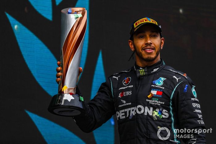 Podio: ganador y campeón del mundo Lewis Hamilton, Mercedes-AMG F1