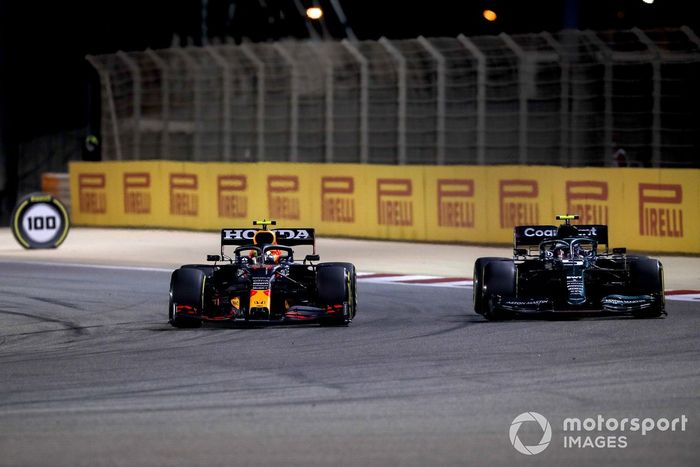 Sergio Pérez, Red Bull Racing RB16B, Sebastian Vettel, Aston Martin AMR21