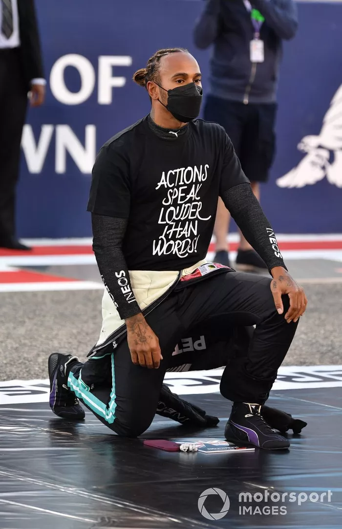 Lewis Hamilton, Mercedes W12 se arrodilla
