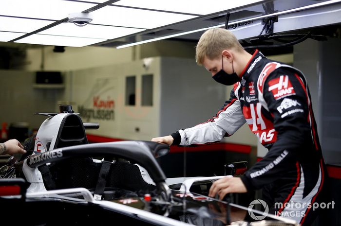 Mick Schumacher ajustando su asiento de Haas F1, Haas VF20