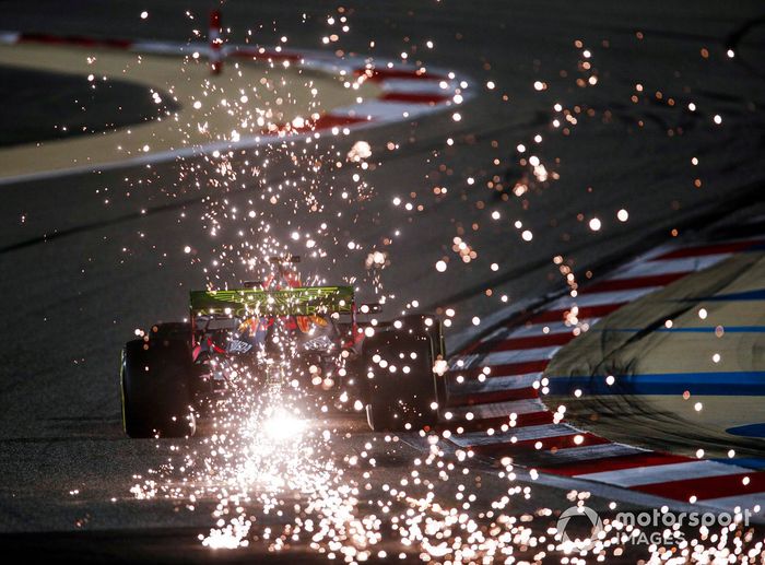 Max Verstappen, Red Bull Racing RB16 sacando chispas