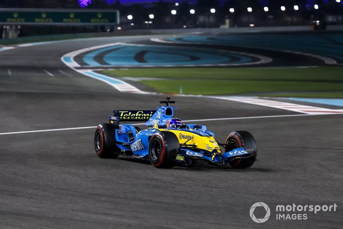 Fernando Alonso pilota el Renault R25, el coche con el que ganó el mundial 2005 de F1, en Abu Dhabi