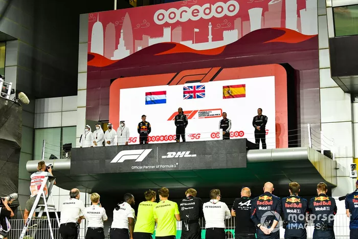 Max Verstappen, Red Bull Racing, segundo, Lewis Hamilton, Mercedes, ganador y Fernando Alonso, Alpine F1, tercer clasificado en el podio del GP de Qatar
