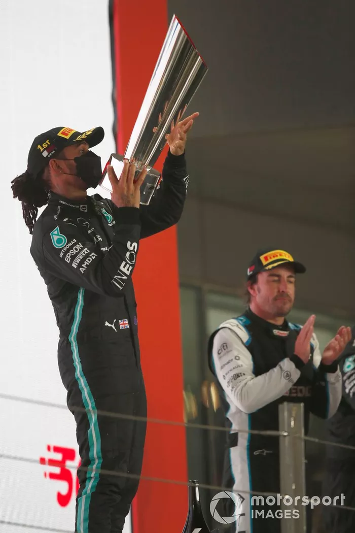 Podio: ganador Lewis Hamilton, Mercedes, tercer lugar Fernando Alonso, Alpine F1