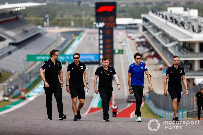 Esteban Ocon, Alpine F1, camina por la pista 