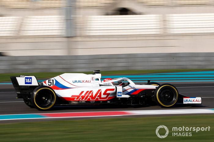 Pietro Fittipaldi, con un Haas F1 Team VF-19 adaptado (muleto) con los Pirelli de 18 pulgadas  