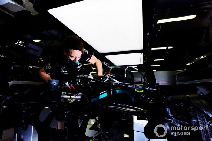 Mecánico trabajando en el coche de Lewis Hamilton, Mercedes W12 
