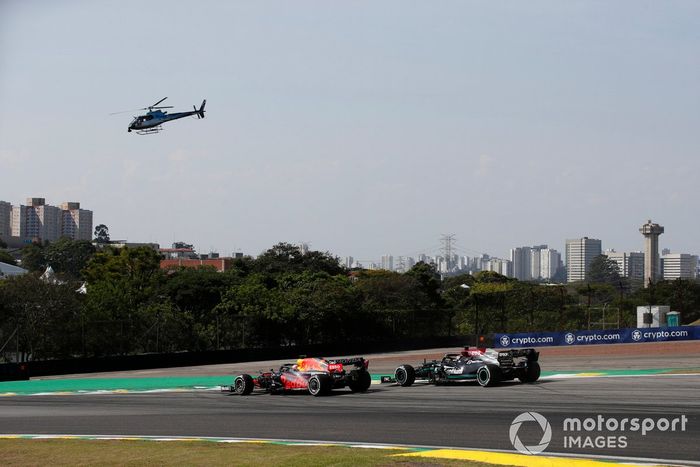 Max Verstappen, Red Bull Racing RB16B, lucha con Lewis Hamilton, Mercedes W12