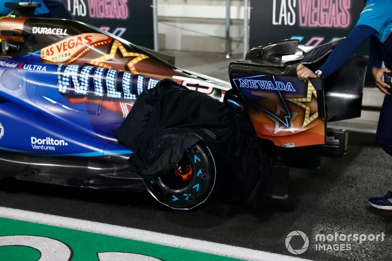 Cerchio della ruota con pneumatico mancante sulla vettura di Alex Albon, Williams FW45