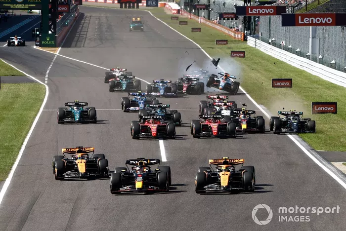 Valtteri Bottas, Alfa Romeo C43, choca con Alex Albon, Williams FW45, mientras Sergio Pérez, Red Bull Racing RB19, aprieta a Lewis Hamilton, Mercedes F1 W14, en la hierba y Max Verstappen, Red Bull Racing RB19, el campo.