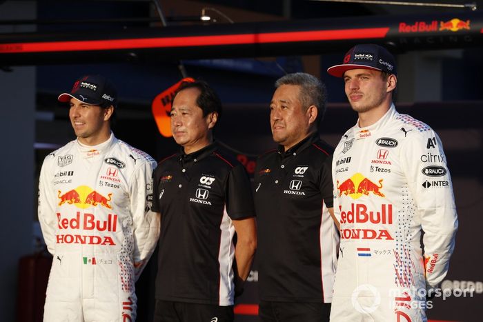 Sergio Pérez, Red Bull Racing Toyoharu Tanabe, Director Técnico de F1, Honda, y Masashi Yamamoto, Director General de Honda Motorsport, con el coche de Max Verstappen, Red Bull Racing RB16B Max Verstappen, Red Bull Racing