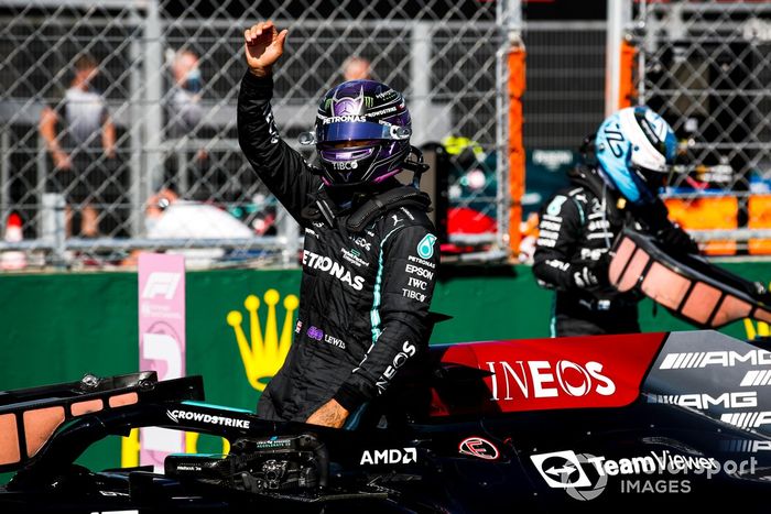 Ganador de la pole Lewis Hamilton, de Mercedes, llega al Parc Ferme