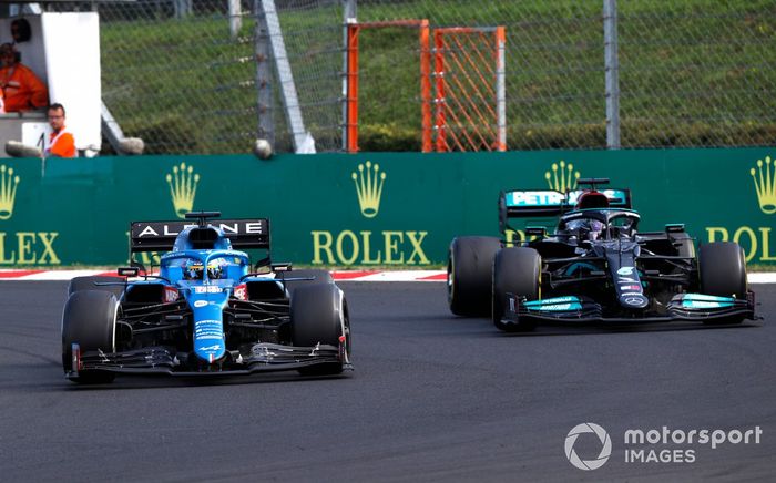 Fernando Alonso, Alpine A521, Lewis Hamilton, Mercedes W12