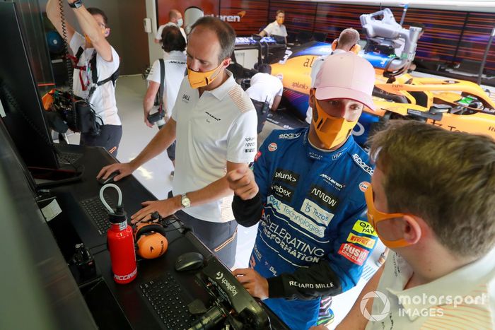 Daniel Ricciardo, McLaren, en el garaje con los ingenieros
