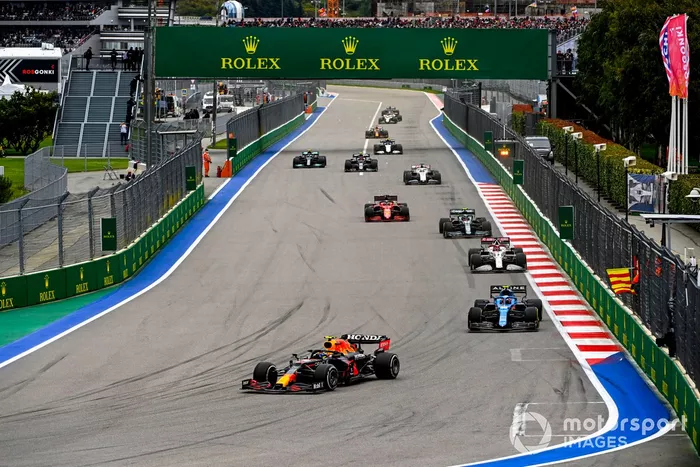 Sergio Pérez, Red Bull Racing RB16B, Esteban Ocon, Alpine A521, Kimi Raikkonen, Alfa Romeo Racing C41