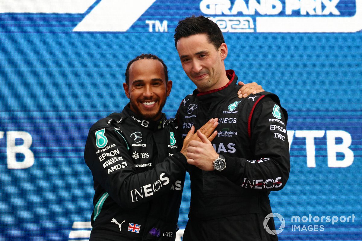 Lewis Hamilton, Mercedes, celebra su victoria en el GP de Rusia con un miembro del equipo.