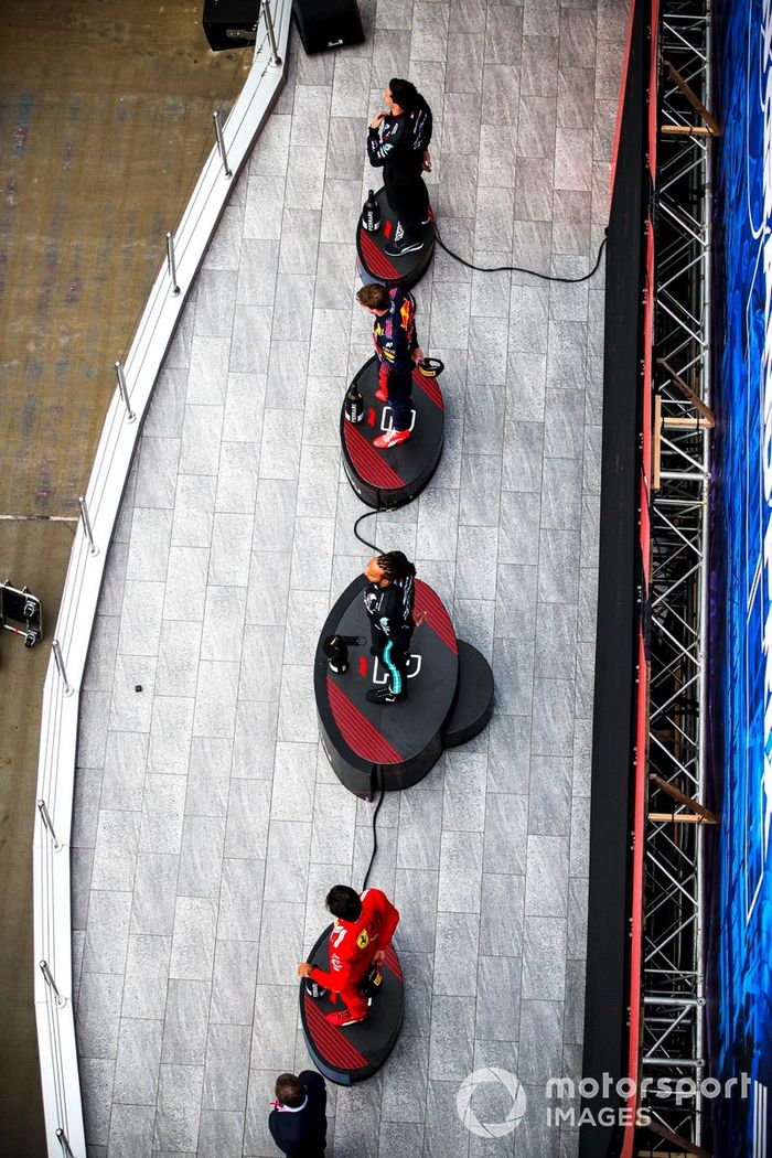 Podio: segundo lugar Max Verstappen, Red Bull Racing, ganador Lewis Hamilton, Mercedes, tercer lugar Carlos Sainz Jr., Ferrari