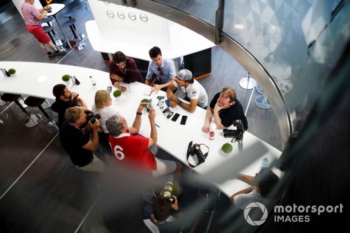 Carlos Sainz Jr., McLaren con los medios