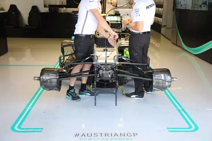 Mercedes AMG F1 W10, parte anteriore