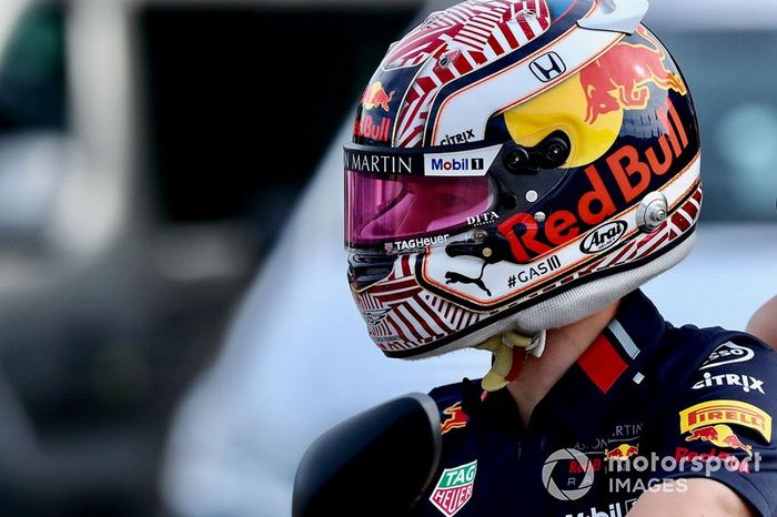 Pierre Gasly, Red Bull Racing, en un scooter con su novia Caterina Masetti Zannini