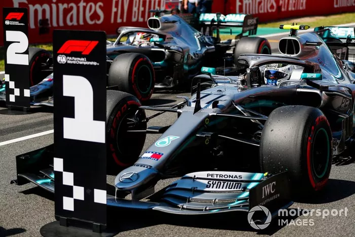 Segundo Lewis Hamilton, Mercedes AMG F1 y el ganador de la pole Valtteri Bottas, Mercedes AMG F1