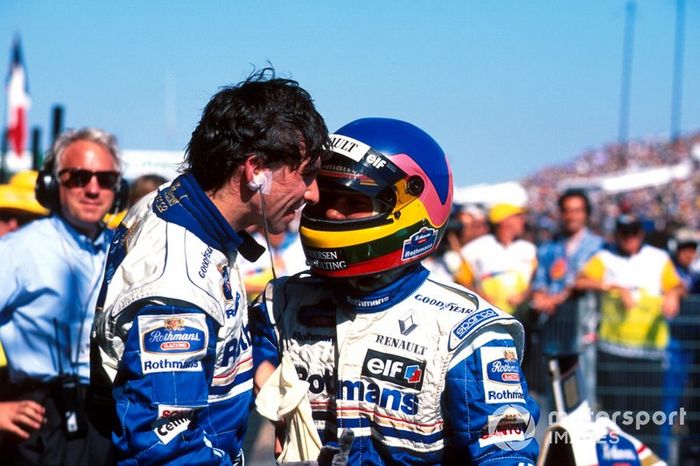 Jacques Villeneuve, Williams felicita al ganador de la carrera Damon Hill, Williams y Charlie Whiting, delegado oficial de la FIA