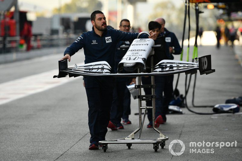 Un mecánico de AlphaTauri con un morro y alerón delantero