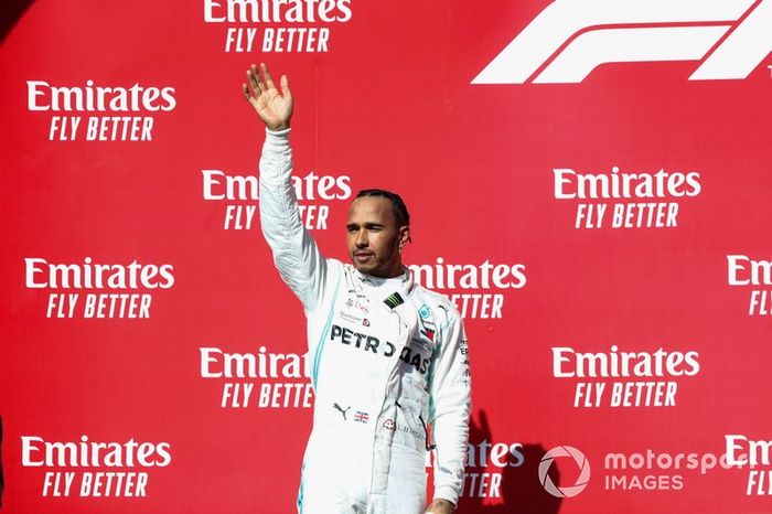 Lewis Hamilton, Mercedes AMG F1, 2° classificato, sul podio