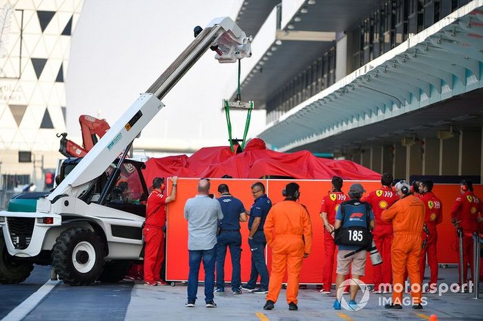 El coche de Charles Leclerc, Ferrari SF90 de vuelta en boxes