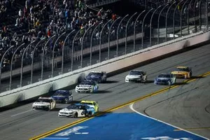 Last Lap.  Ryan Newman, Roush Fenway Racing, Ford Mustang Koch Industries, crash, Ryan Blaney, Team Penske, Ford Mustang Menards / Peak, Denny Hamlin, Joe Gibbs Racing, Toyota Camry FedEx Express