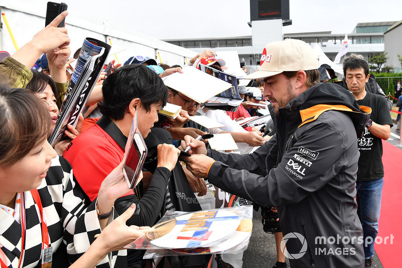 Fernando Alonso, McLaren signs autographs for the fans