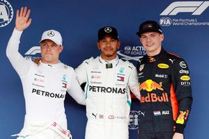 Ganador de la pole Lewis Hamilton, Mercedes AMG F1, segundo Valtteri Bottas, Mercedes AMG F1, tercero Max Verstappen, Red Bull Racing
