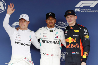 Le poleman Lewis Hamilton, Mercedes AMG F1, le deuxième Valtteri Bottas, Mercedes AMG F1, le troisième Max Verstappen, Red Bull Racing