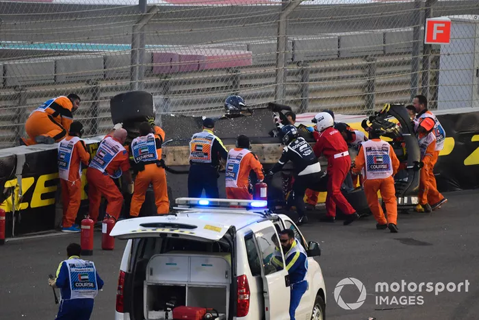 L'équipe médicale et les commissaires viennent en aident à Nico Hulkenberg, Renault Sport F1 Team R.S. 18 après son accident du premier tour