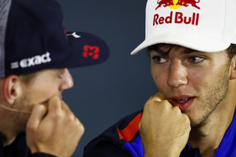 Pierre Gasly, Toro Rosso, en Max Verstappen, Red Bull Racing, in de persconferentie