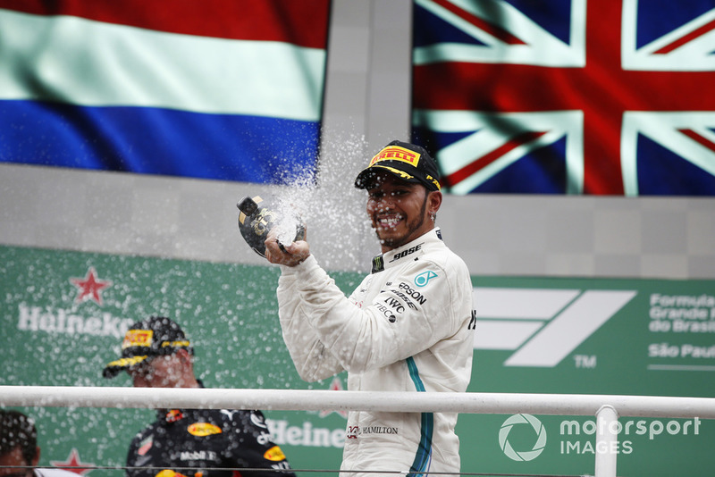 Lewis Hamilton, Mercedes AMG F1, festeggia sul podio con lo champagne