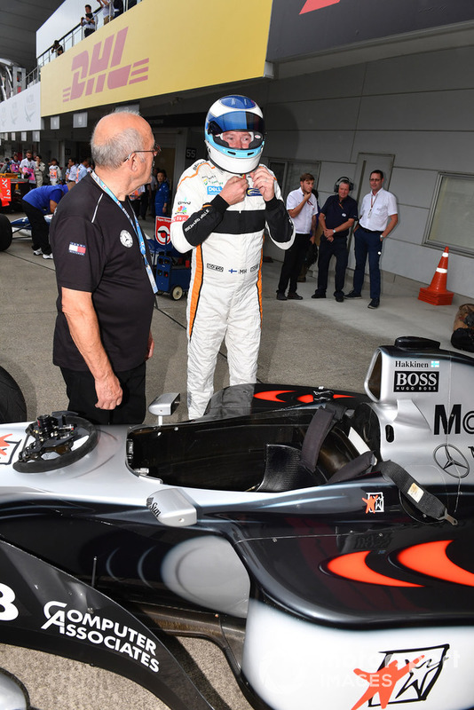 McLaren MP4/13 та Міка Хаккінен перед Гонкою легенд на честь 30-річчя Гран Прі Японії