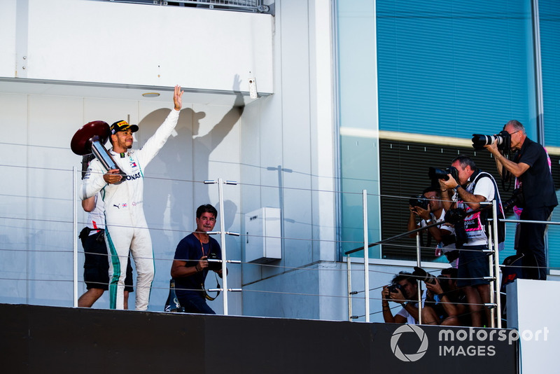 Lewis Hamilton újabb győzelme, ezúttal Szuzukában