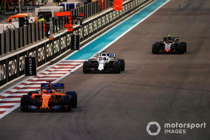 Fernando Alonso, McLaren MCL33, Lance Stroll, Williams FW41 y Kevin Magnussen, Haas F1 Team VF-18