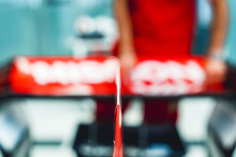 Applicazione degli adesivi Ferrari Philip Morris