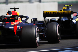 Daniel Ricciardo, Red Bull Racing RB14, follows Carlos Sainz Jr, Renault Sport F1 Team, in the pit lane