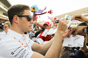 Stoffel Vandoorne, McLaren, imza dağıtıyor