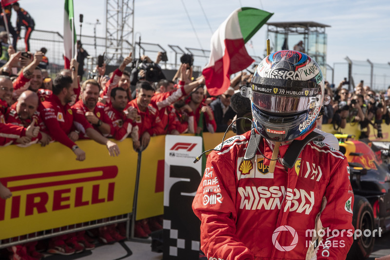 Yarış galibi Kimi Raikkonen, Ferrari, parc ferme 