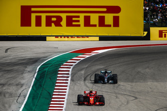 Kimi Raikkonen, Ferrari SF71H, et Lewis Hamilton, Mercedes AMG F1 W09 EQ Power+