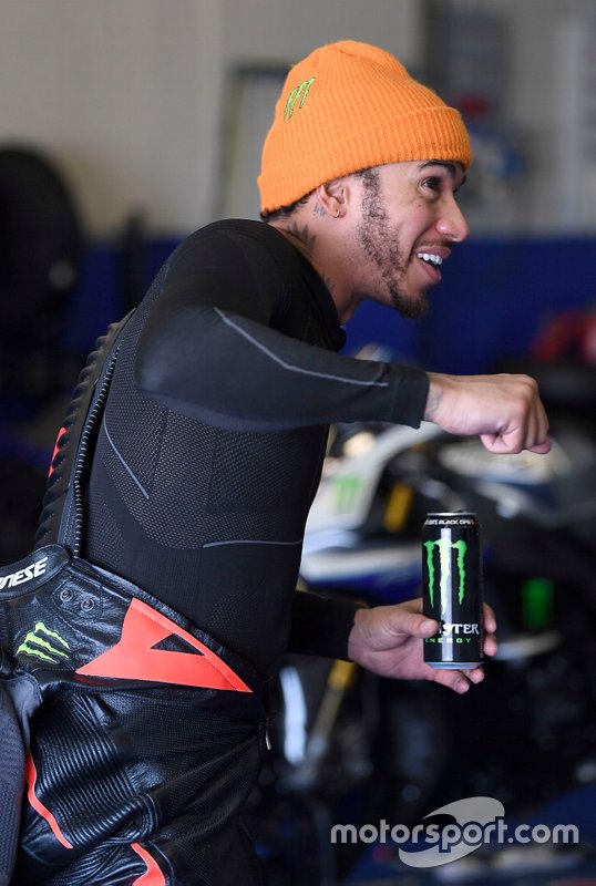 Lewis Hamilton probando la Yamaha Superbike