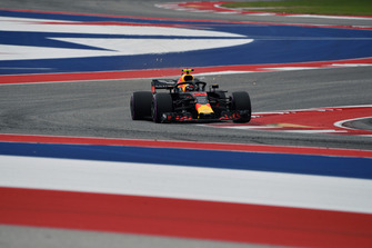 Max Verstappen, Red Bull Racing RB14, solleva scintille